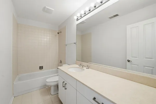 $3,200 | 1156 North Howe Street, Unit C, Chicago, IL 60610