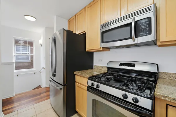 $3,200 | 1156 North Howe Street, Unit C, Chicago, IL 60610