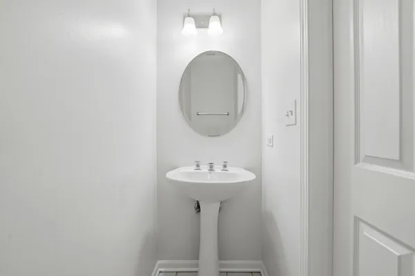 $3,200 | 1156 North Howe Street, Unit C, Chicago, IL 60610