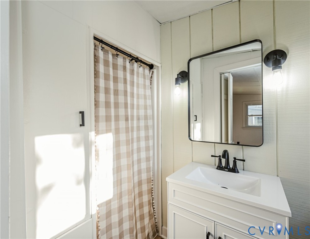 6048 Gainford Road Richmond, VA 23234 - Photo 66 of 83 Bathroom with curtained shower and vanity