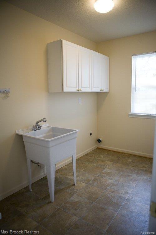 4996 South Ridgeside Circle Ann Arbor, MI 48105 - Photo 17 of 23 laundry