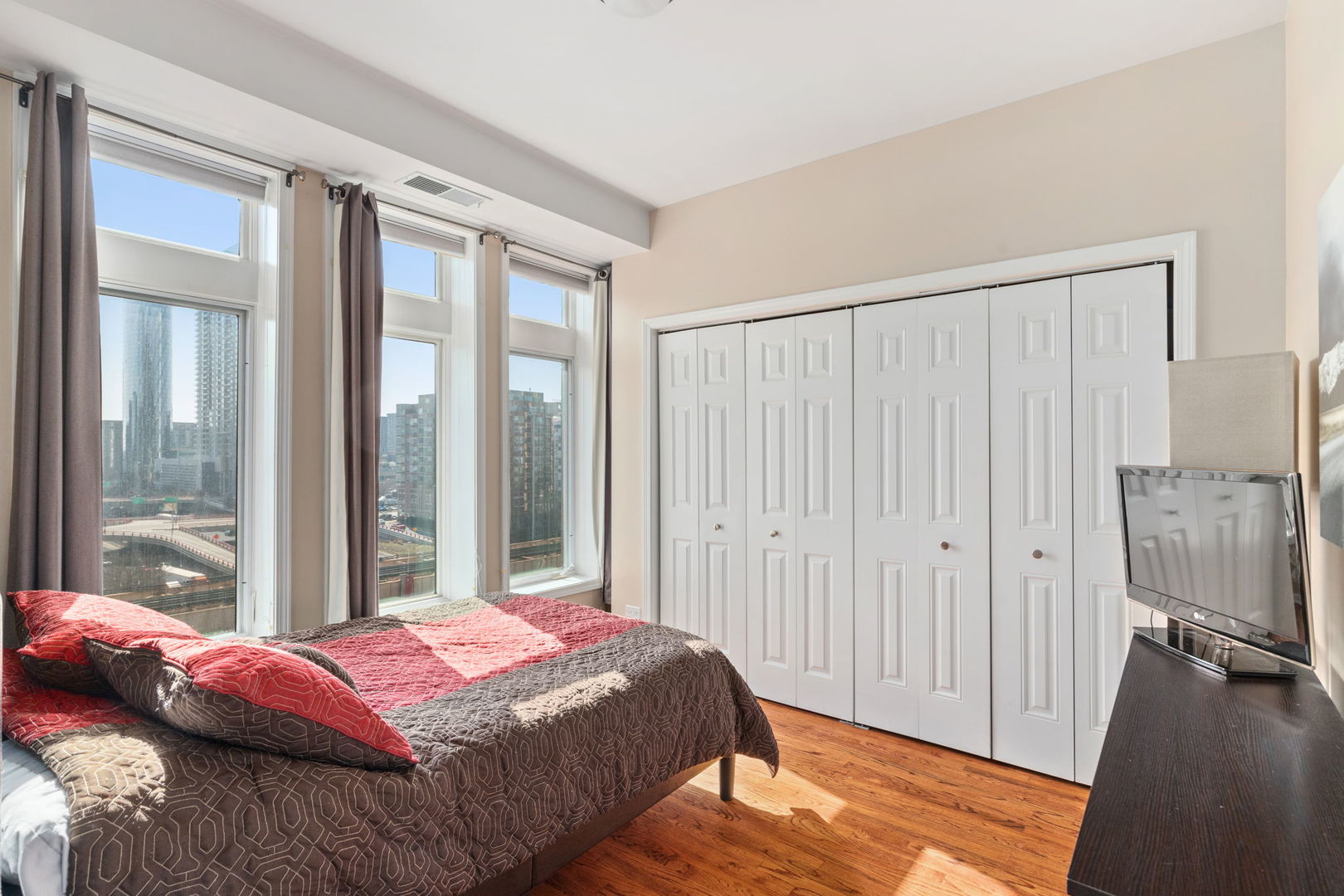 657 West Fulton Street, Unit 705 Chicago, IL 60661 - Photo 19 of 24 a bedroom with a bed and a large window