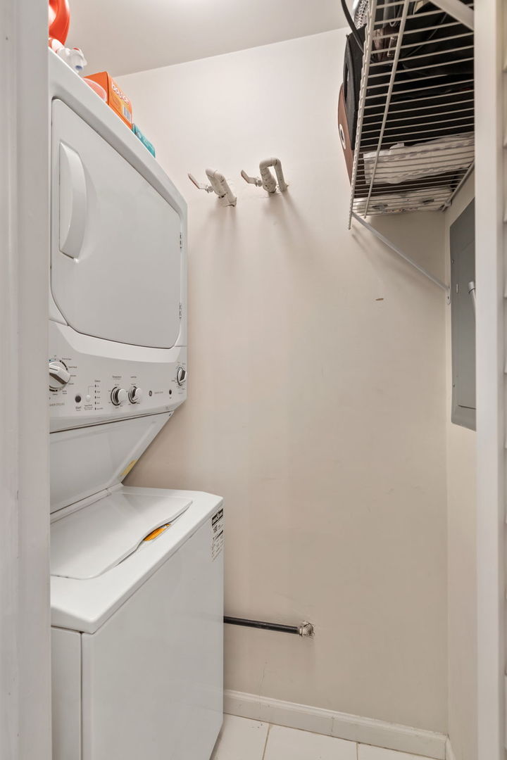 657 West Fulton Street, Unit 705 Chicago, IL 60661 - Photo 22 of 24 a utility room with dryer and washer