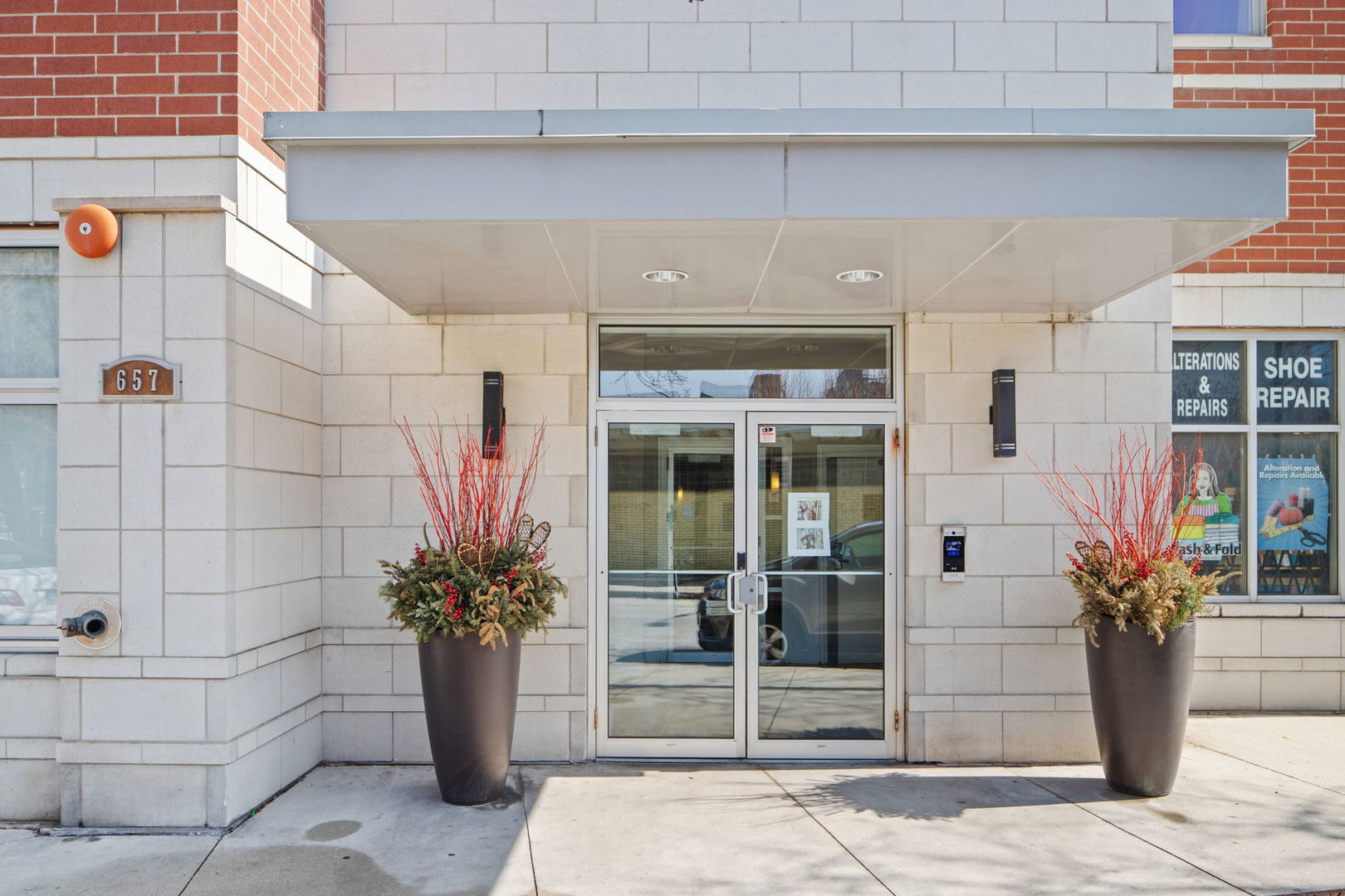 657 West Fulton Street, Unit 705 Chicago, IL 60661 - Photo 23 of 24 a potted plant in front of a building