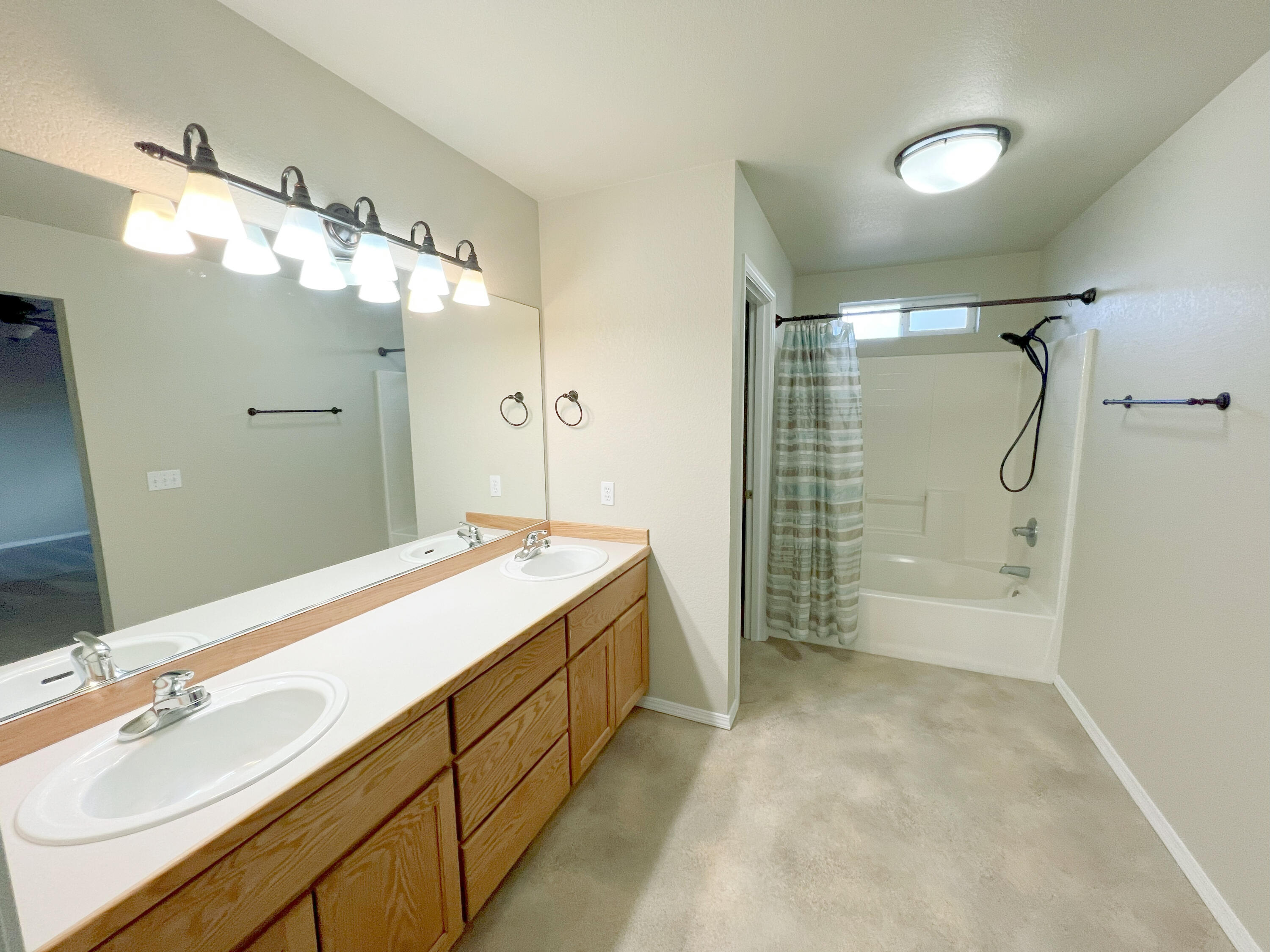 1979 Northwest Jackpine Place Redmond, OR 97756 - Photo 13 of 25 Primary bathroom suite 1