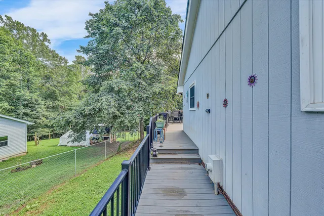 a view of a house with backyard