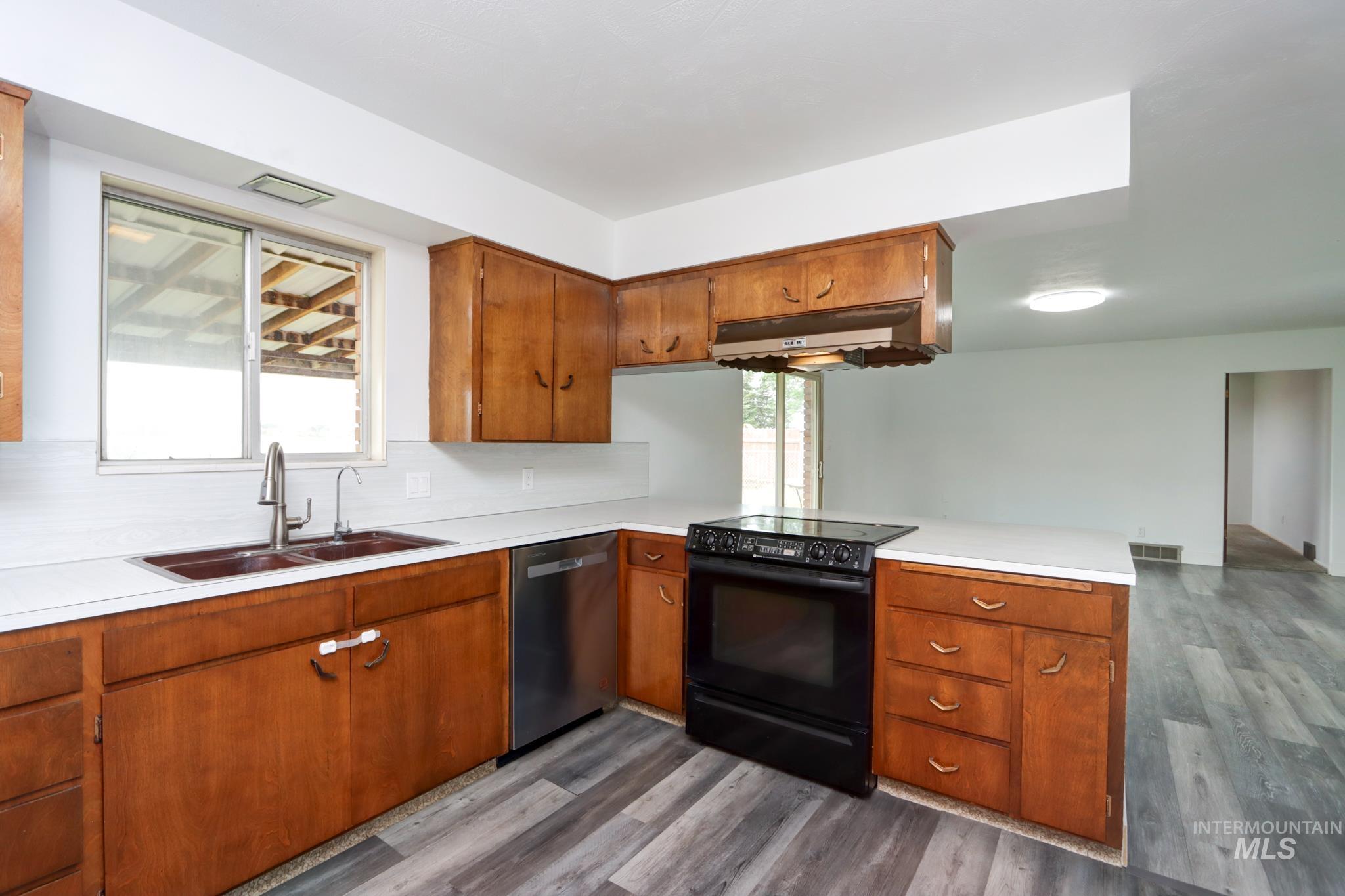 801 Thompson Avenue Nyssa, OR 97913 - Photo 11 of 46 Well-appointed kitchen featuring wood-finish cabinetry, solid surface countertops, and a full suite of appliances