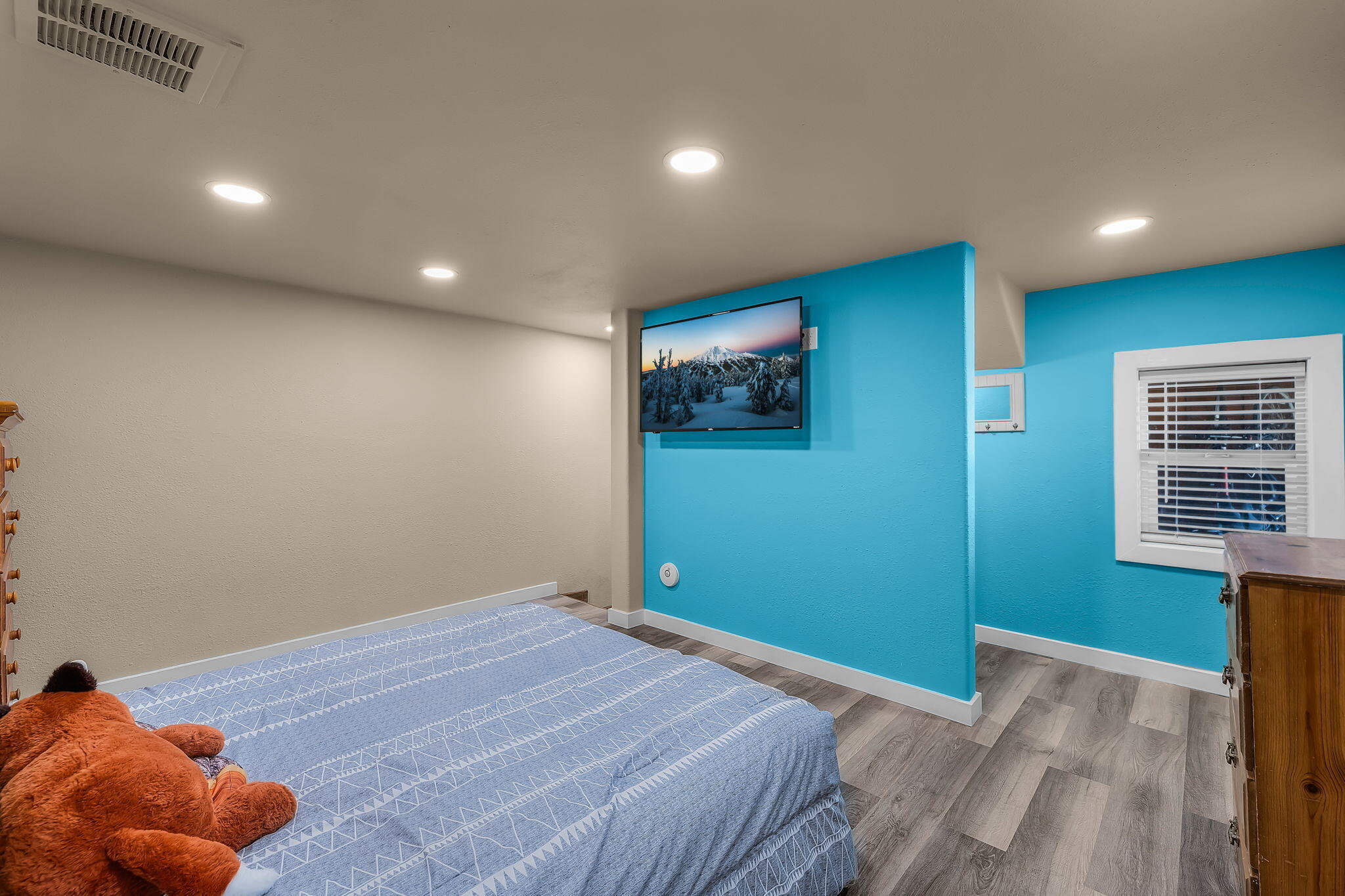 6040 Gravett Road Prineville, OR 97754 - Photo 36 of 77 a bedroom with a bed and a window