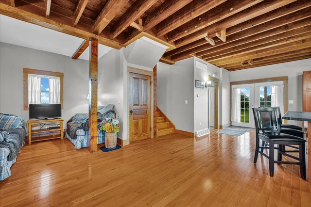 a view of a house with backyard and garden