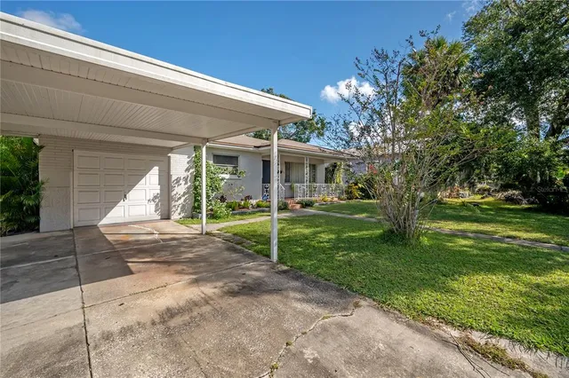 a view of a house with a yard