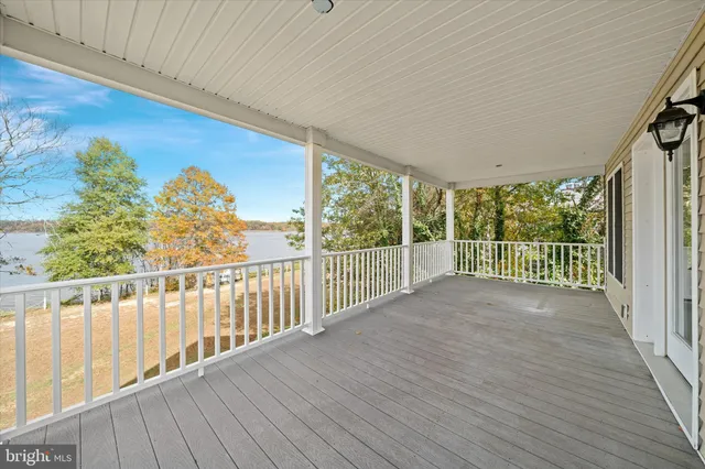 a view of a big room with wooden floor and closet