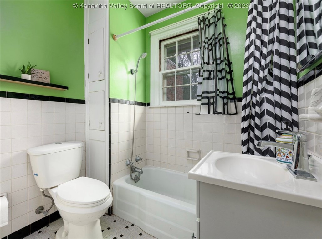 262 Oakwood Road Charleston, WV 25314 - Photo 18 of 23 Upper hall bath