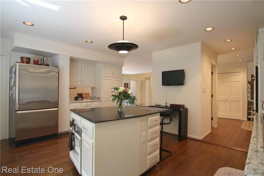 28053 Inkster Road Farmington Hills, MI 48334 - Photo 6 of 46