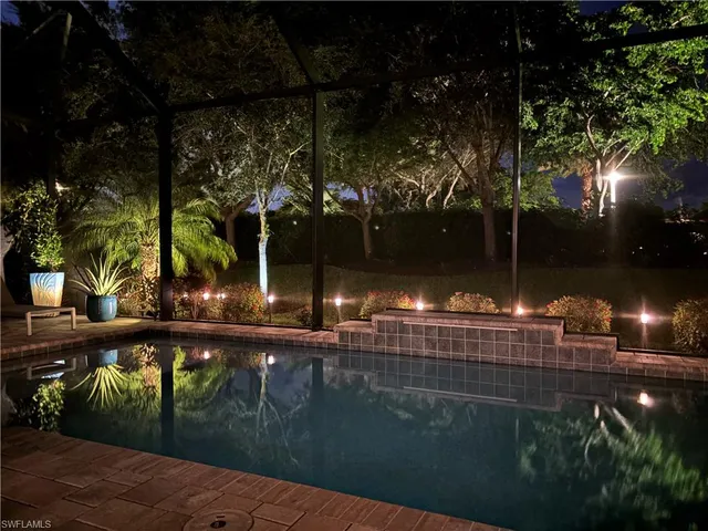 a view of lobby with livingroom