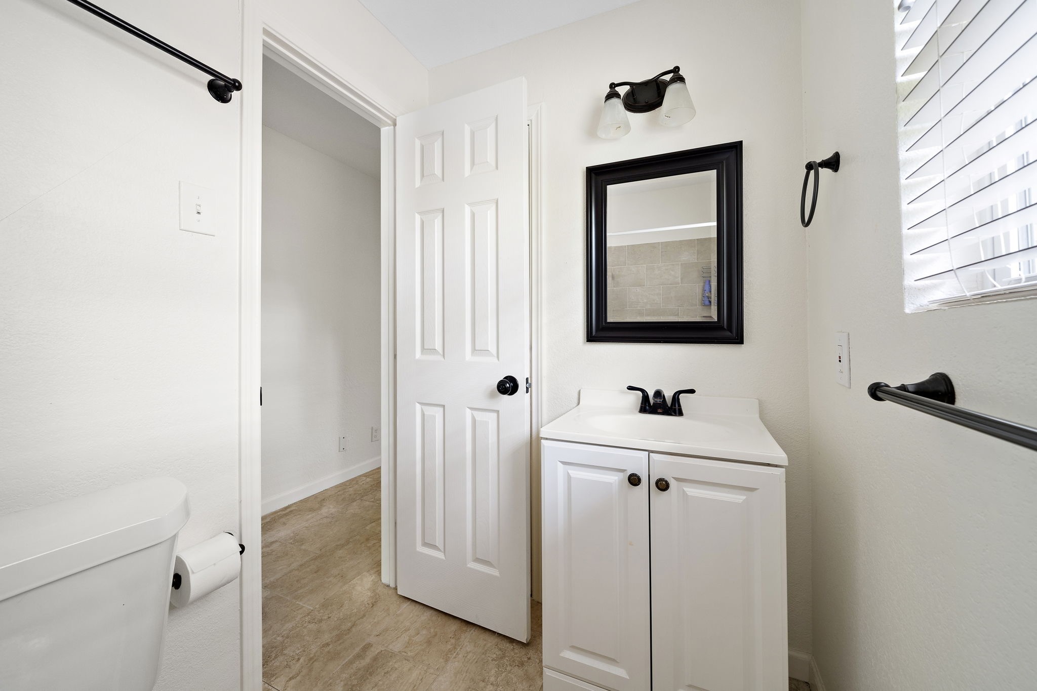 5914 Darnell Street Houston, TX 77074 - Photo 17 of 20 Full bathroom is centrally located near all 3 bedrooms