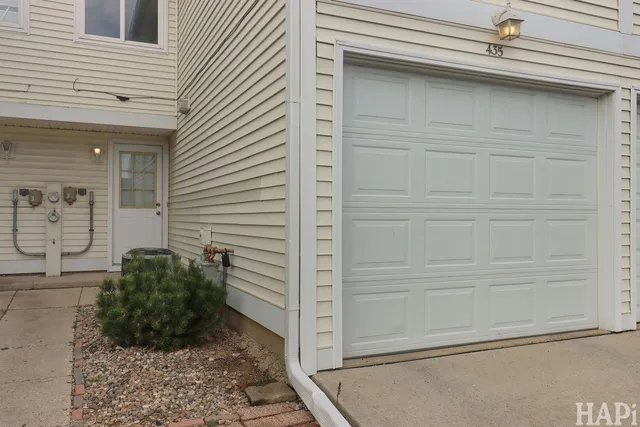 a view of entryway front of house