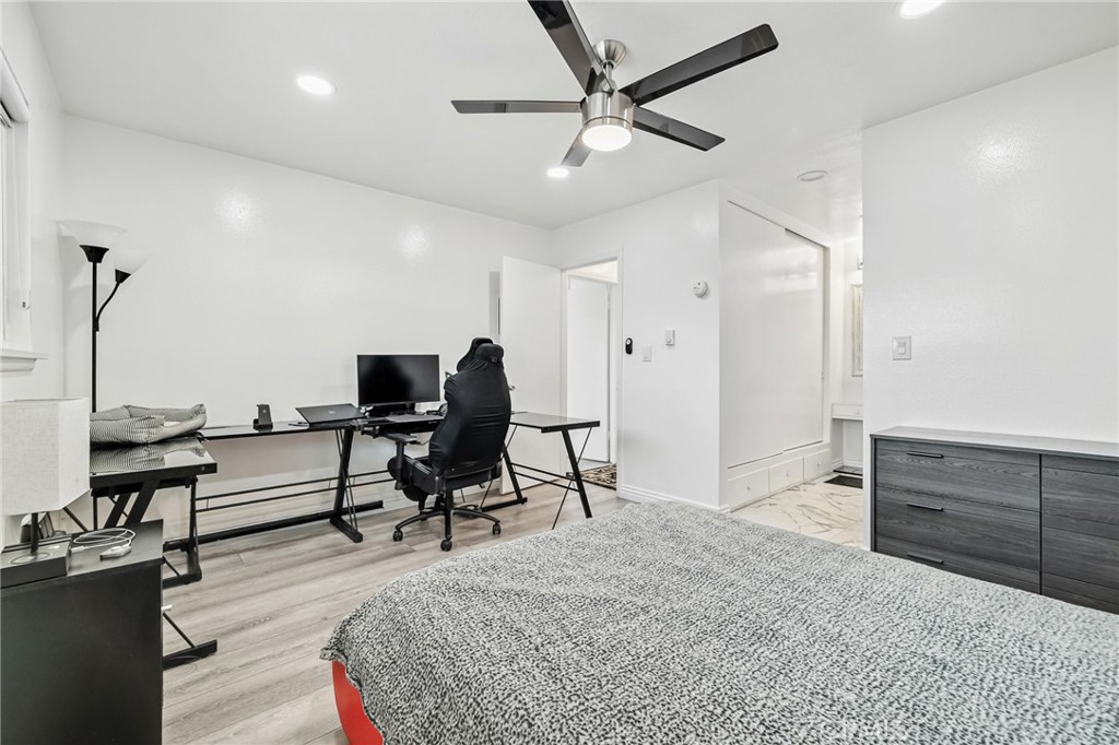 1349 Edgewood Way, Unit 49 Oxnard, CA 93030 - Photo 11 of 32 a living room with furniture