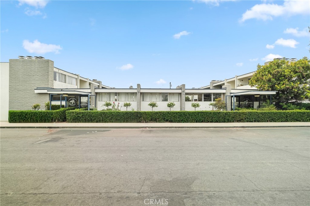 1349 Edgewood Way, Unit 49 Oxnard, CA 93030 - Photo 23 of 32 front view of house with a yard