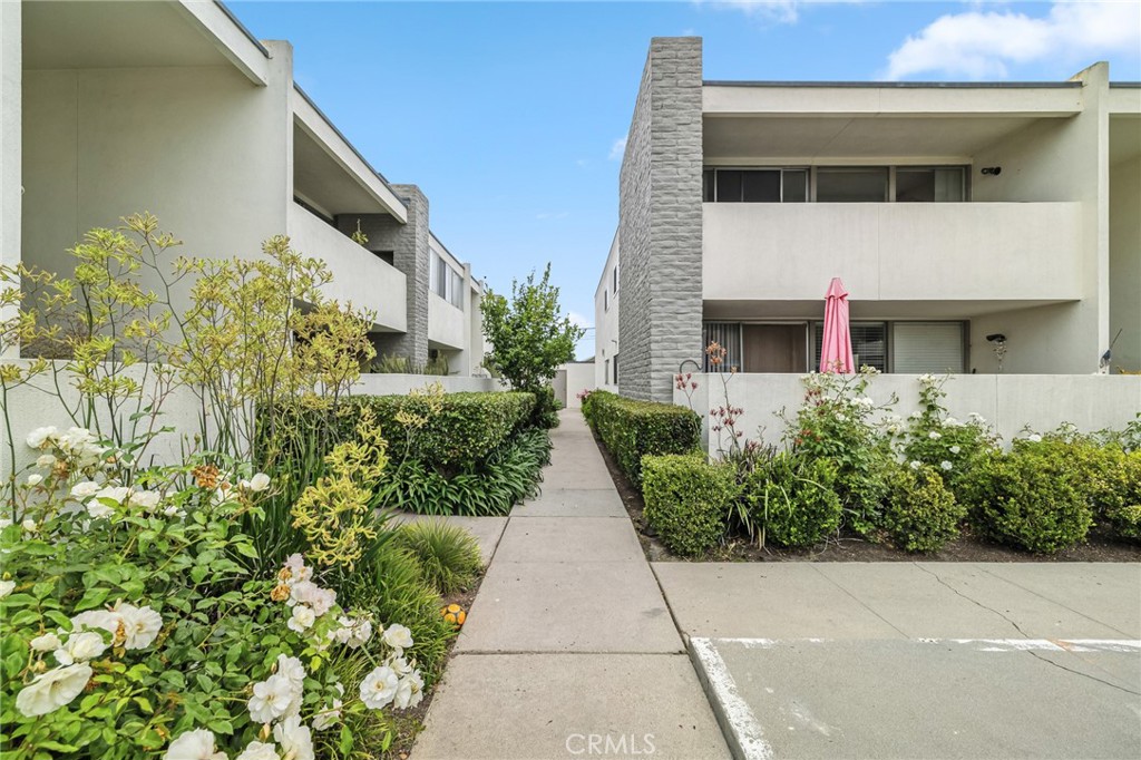 1349 Edgewood Way, Unit 49 Oxnard, CA 93030 - Photo 24 of 32 a house with potted plants in front of it