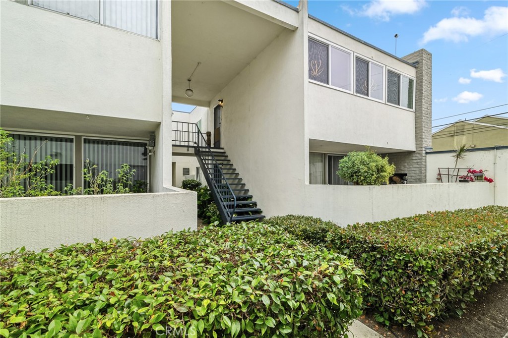 1349 Edgewood Way, Unit 49 Oxnard, CA 93030 - Photo 25 of 32 a front view of a house with a yard