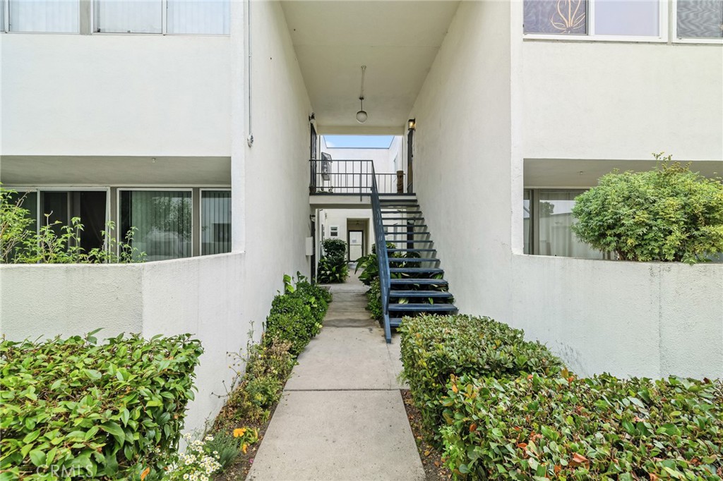 1349 Edgewood Way, Unit 49 Oxnard, CA 93030 - Photo 26 of 32 front view of a house