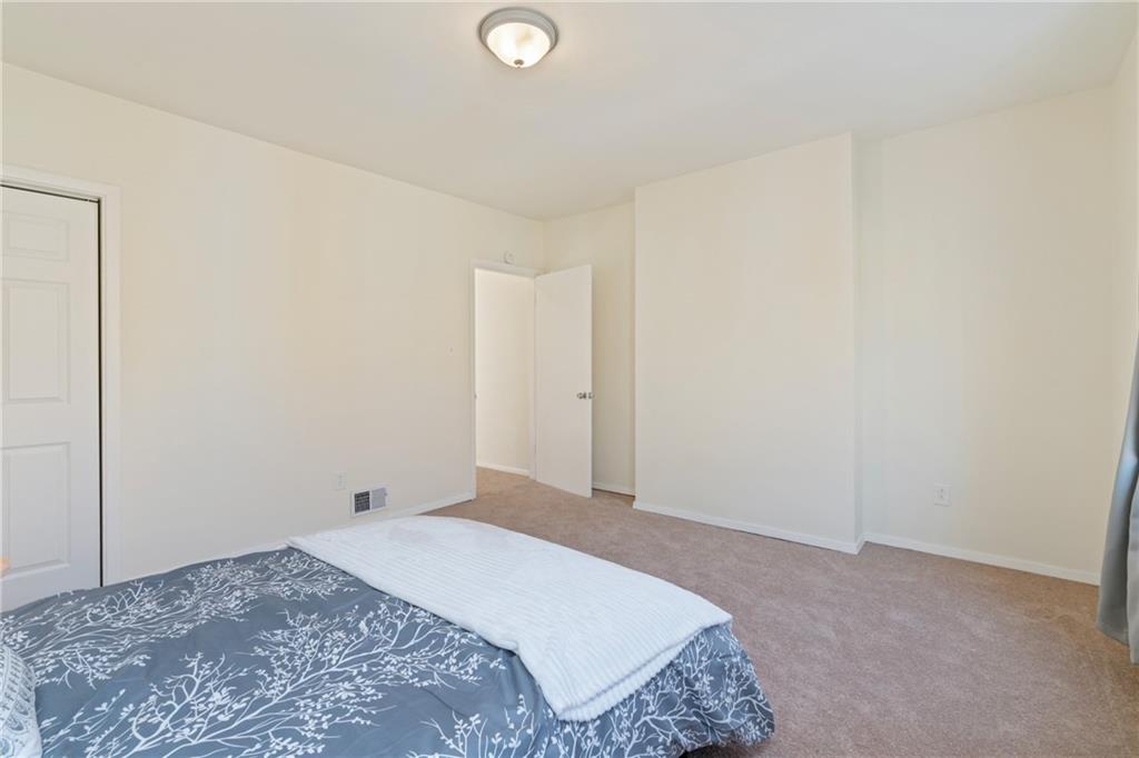 9 Edith Place Pittsburgh, PA 15213 - Photo 15 of 25 a bedroom with a bed and a rug