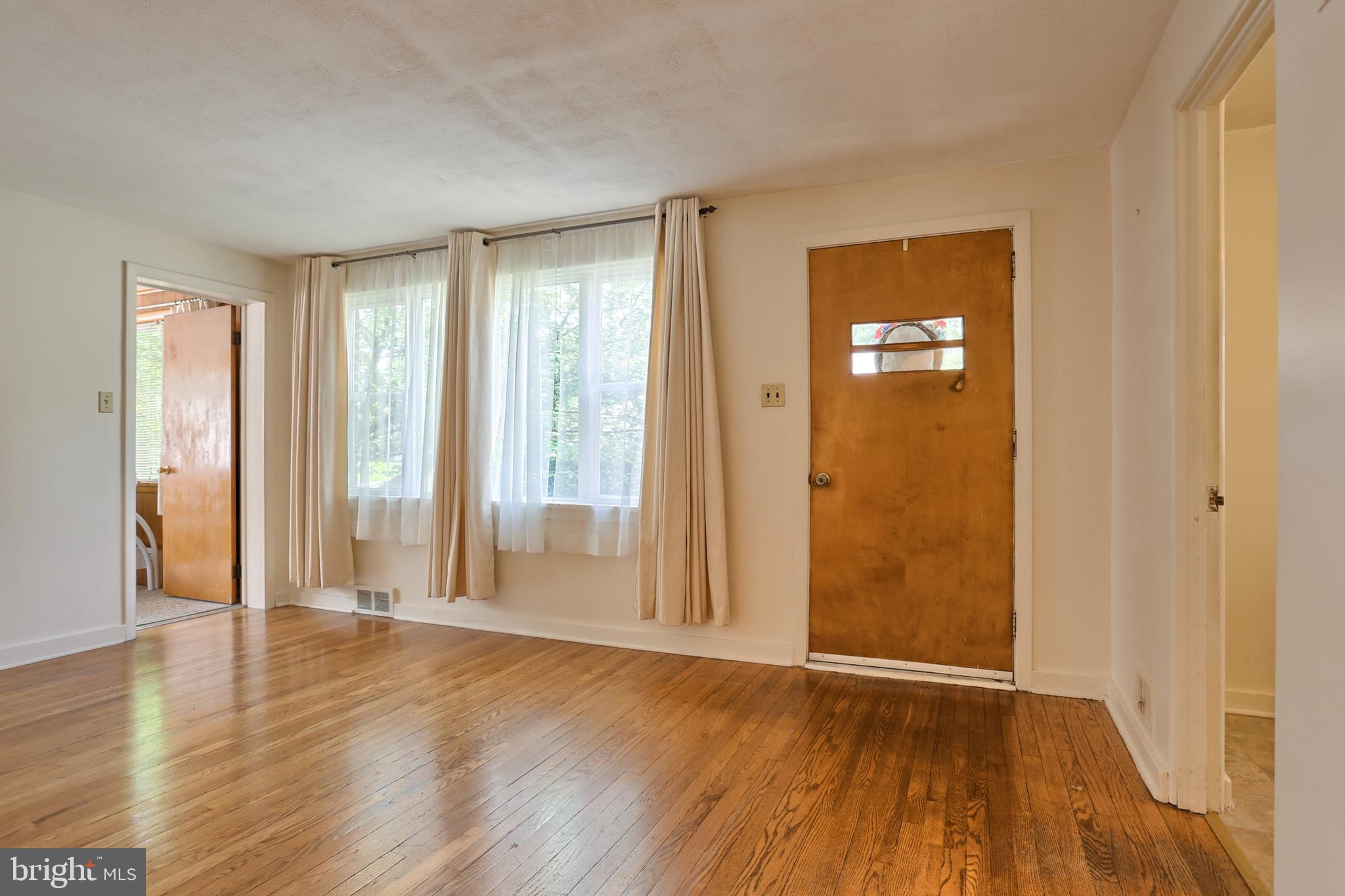 3003 Market Street Road Harrisburg, PA 17103 - Photo 4 of 27 Living room