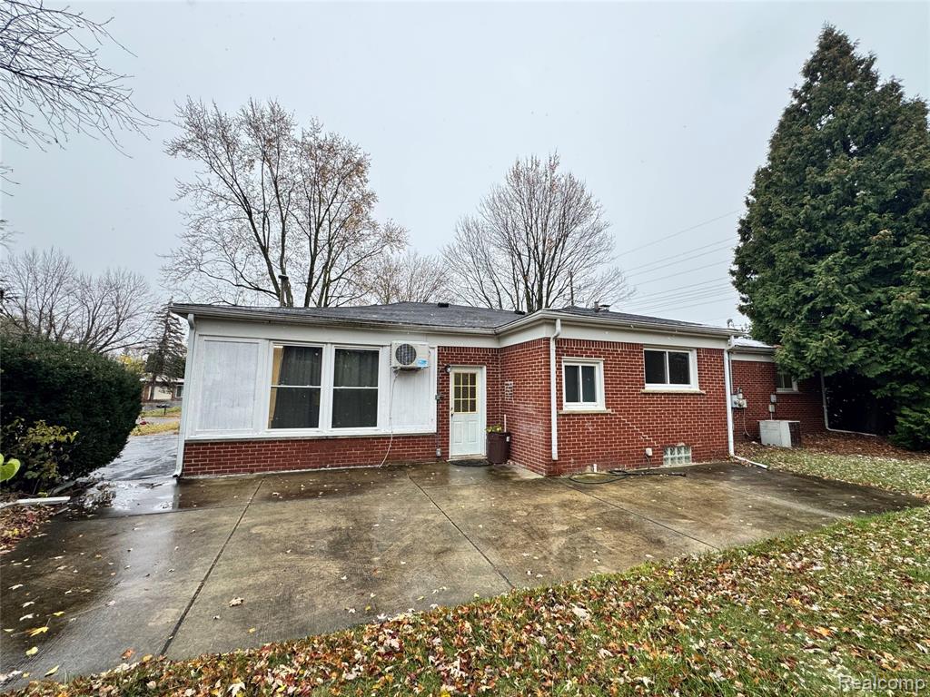 27911 Bayberry Road Farmington Hills, MI 48331 - Photo 3 of 16