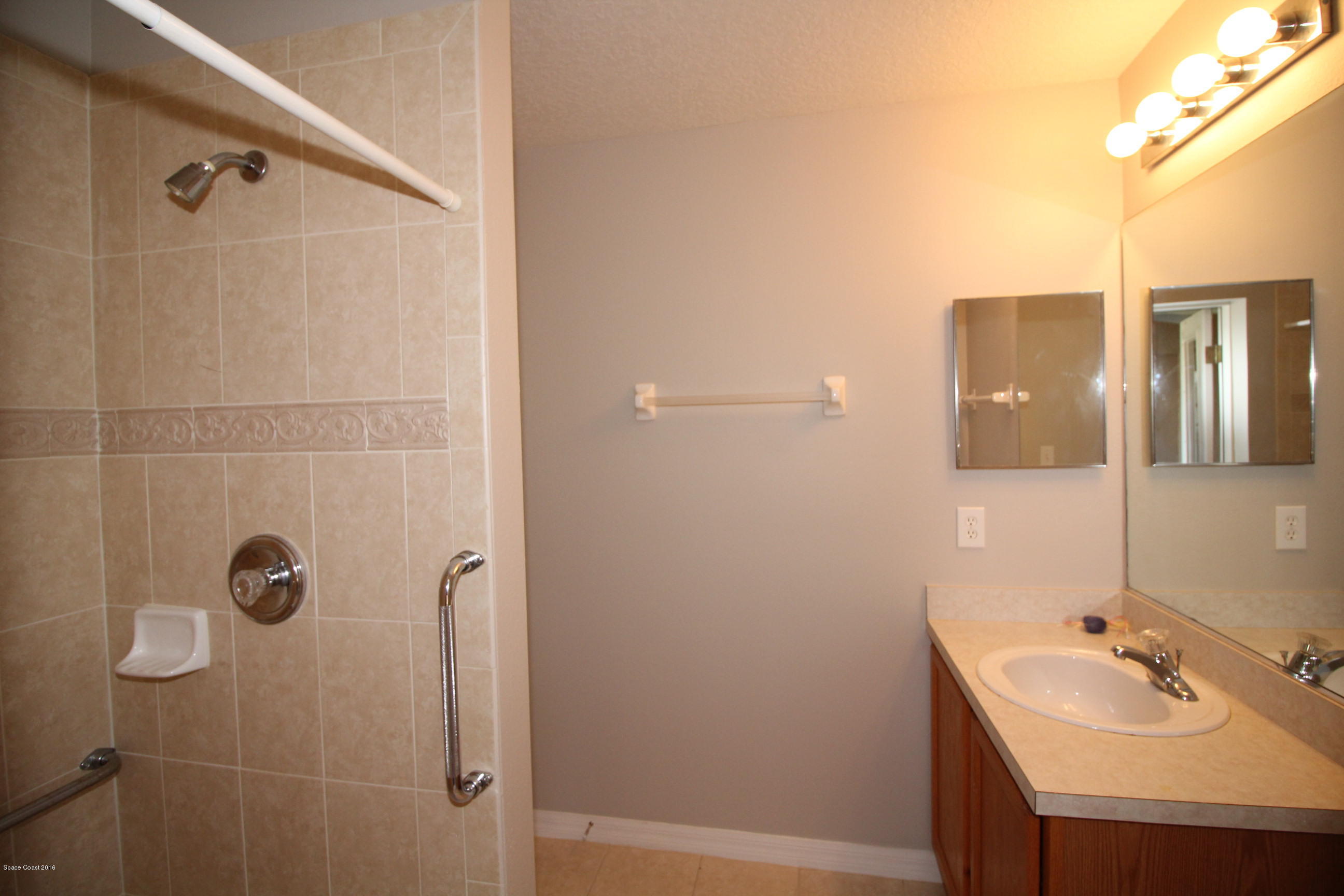 337 Rheine Road Northwest Palm Bay, FL 32907 - Photo 12 of 15 Guest bathroom2