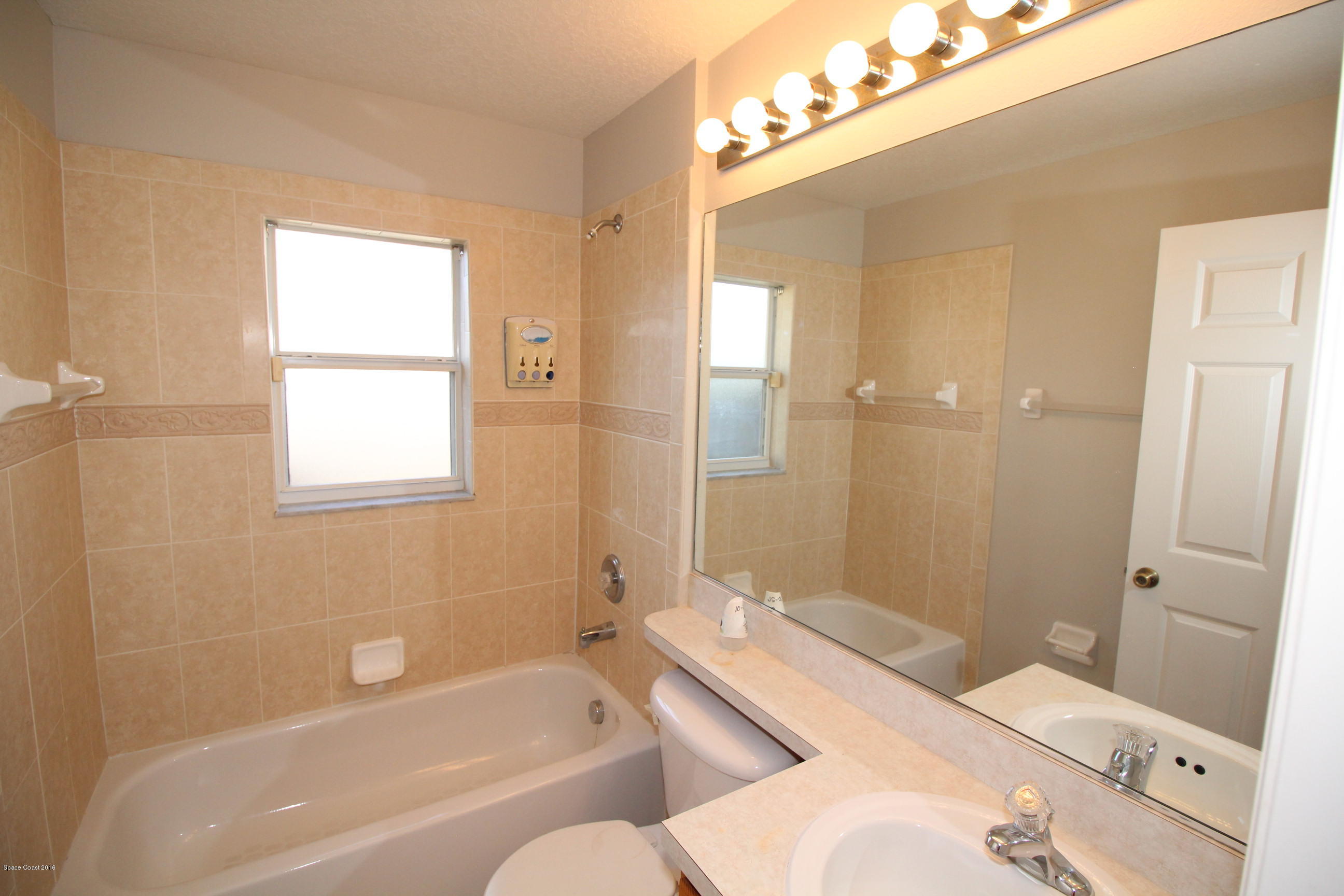 337 Rheine Road Northwest Palm Bay, FL 32907 - Photo 13 of 15 Guest bathroom3