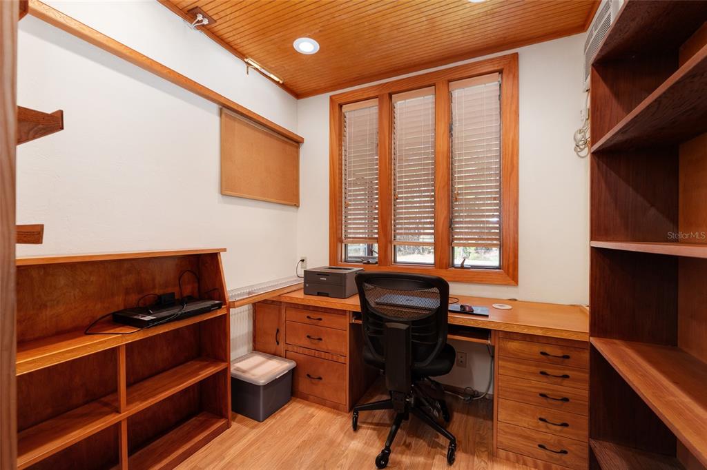 21736 Northwest 75th Avenue Road Micanopy, FL 32667 - Photo 49 of 88 a reading room with wooden floor and furniture