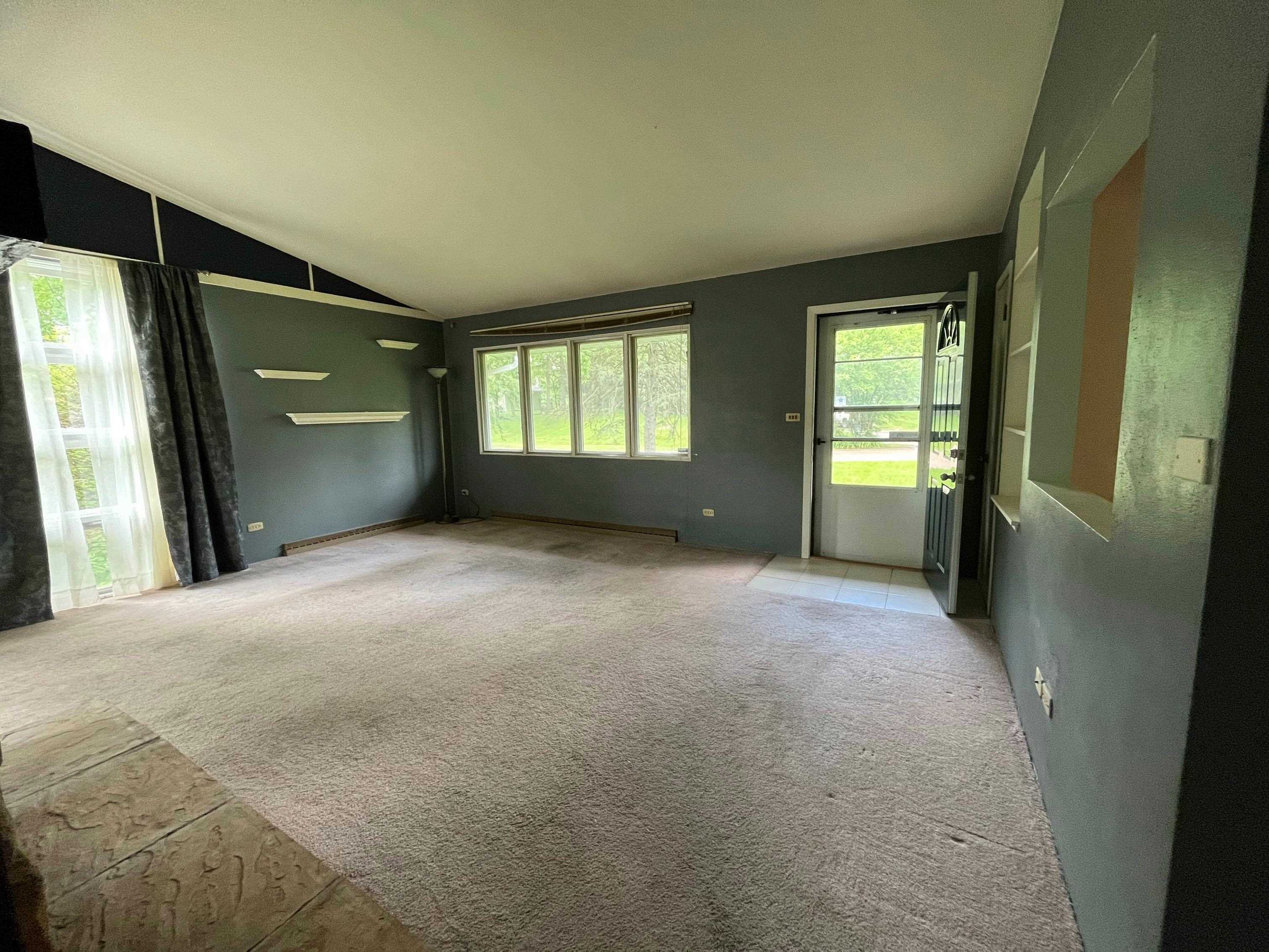 3405 North View Road Rockford, IL 61107 - Photo 3 of 33 an empty room with windows and closet