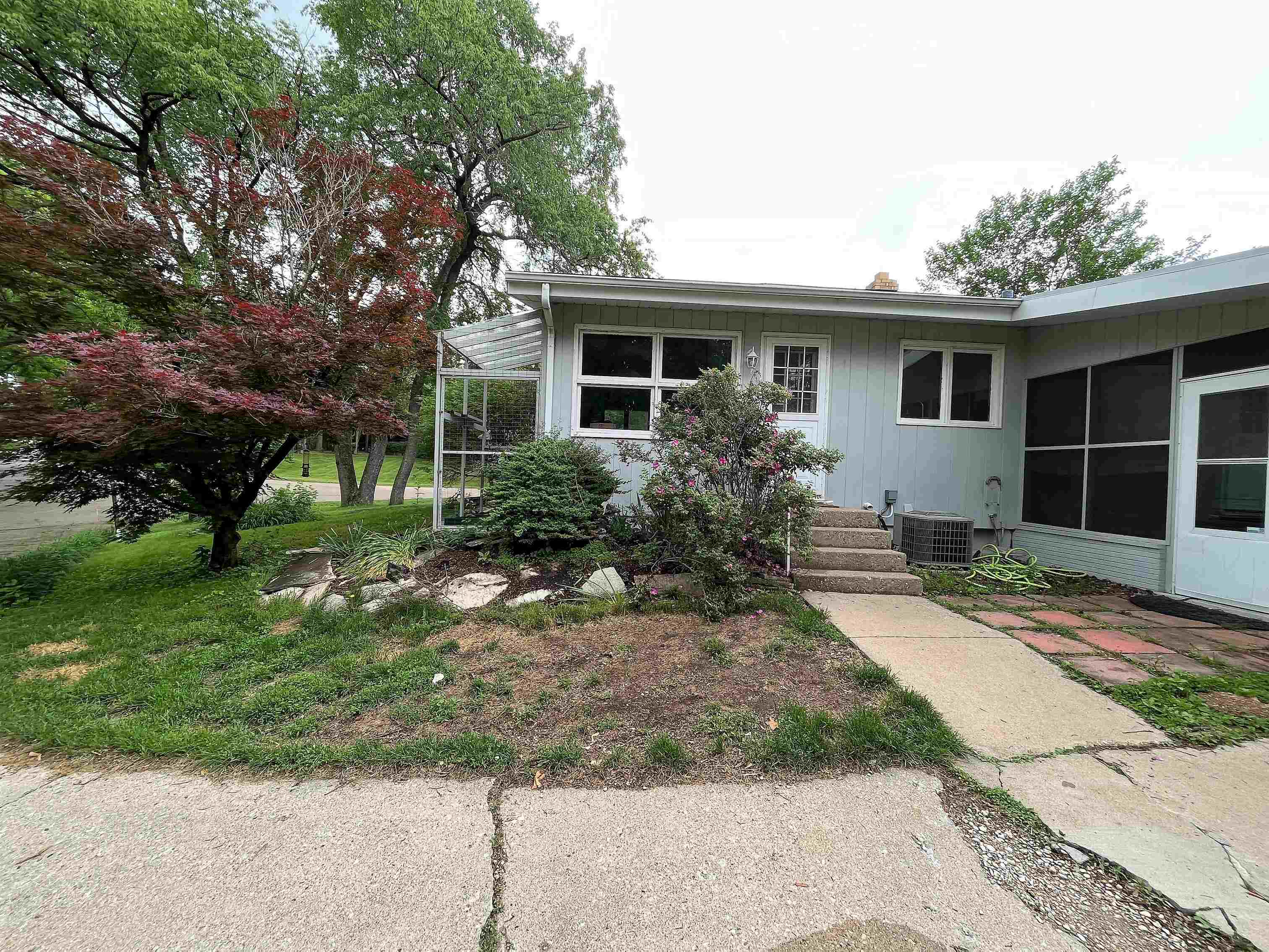 3405 North View Road Rockford, IL 61107 - Photo 31 of 33 a front view of a house with garden