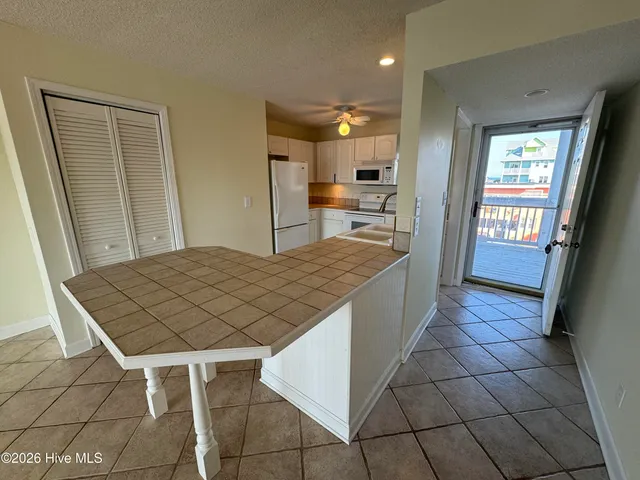 $2,300 | 709 Canal Drive, Unit 2C, Carolina Beach, NC 28428