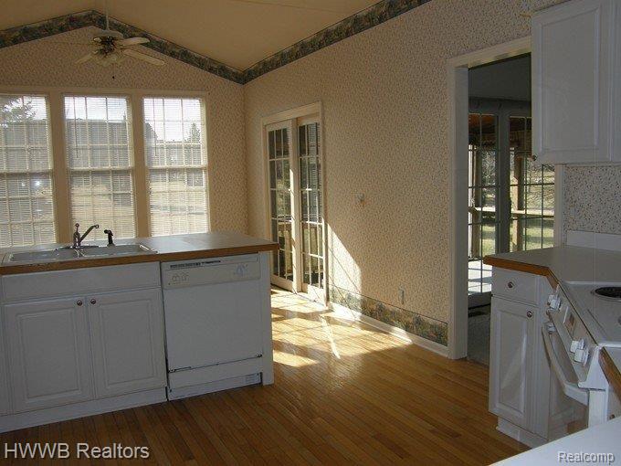 809 Garnet Court Rochester, MI 48306 - Photo 9 of 24 KITCHEN View