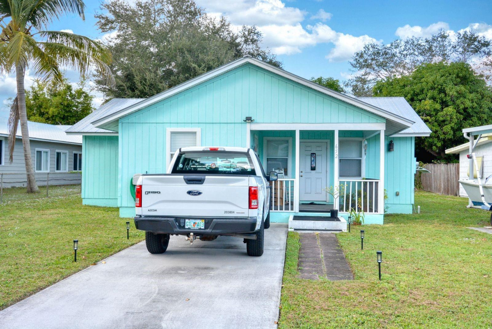 652 Southwest Pine Avenue Stuart, FL 34994 - Photo 2 of 15 Photo 2