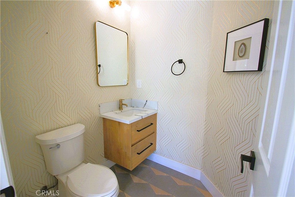 5016 Corral Court Rancho Cucamonga, CA 91737 - Photo 21 of 70 a bathroom with a toilet sink vanity and mirror