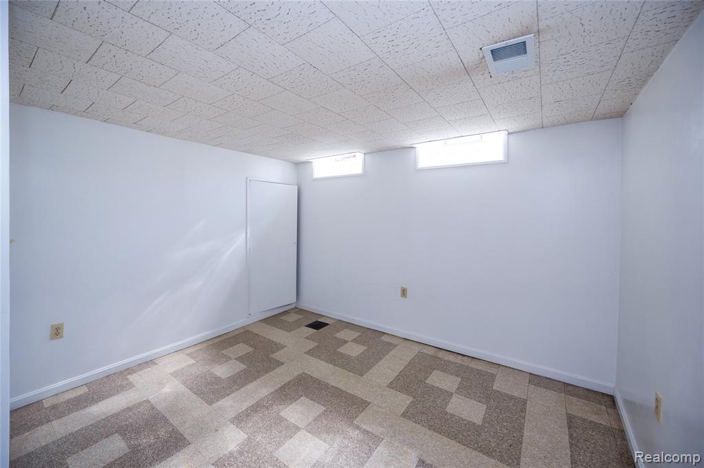 5646 Cambourne Road Dearborn Heights, MI 48127 - Photo 34 of 42
