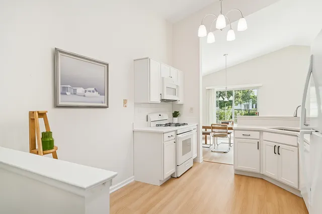 $379,000 | 381 Bentley Place, Buffalo Grove, IL 60089