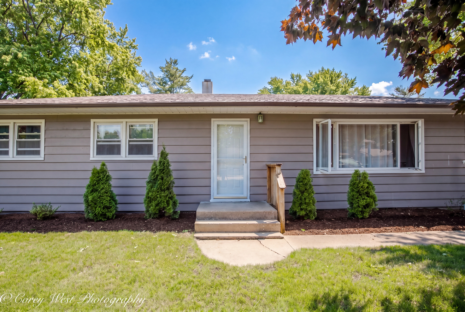 220 Swanson Road Sycamore, IL 60178 - Photo 2 of 23