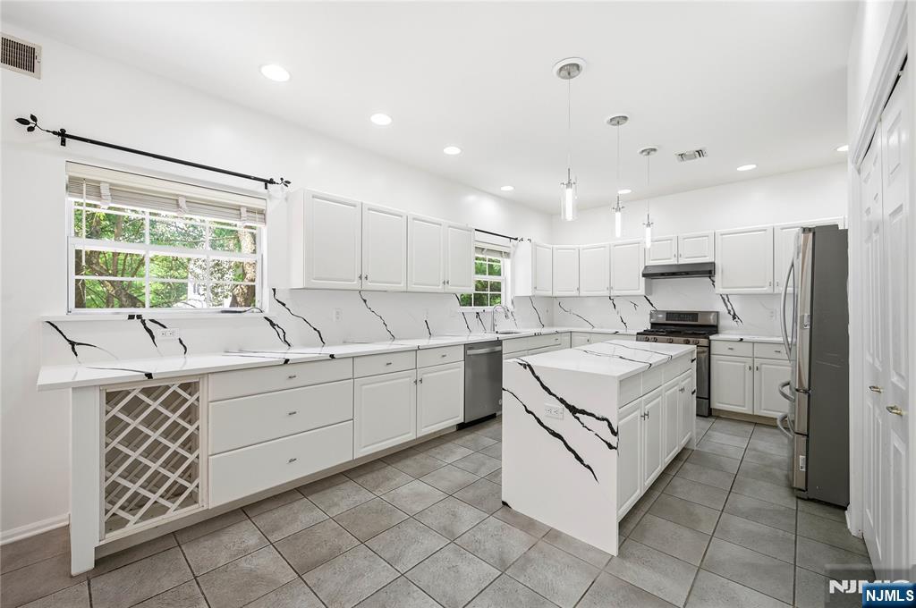 19 Colmart Way Bridgewater, NJ 08807 - Photo 8 of 44