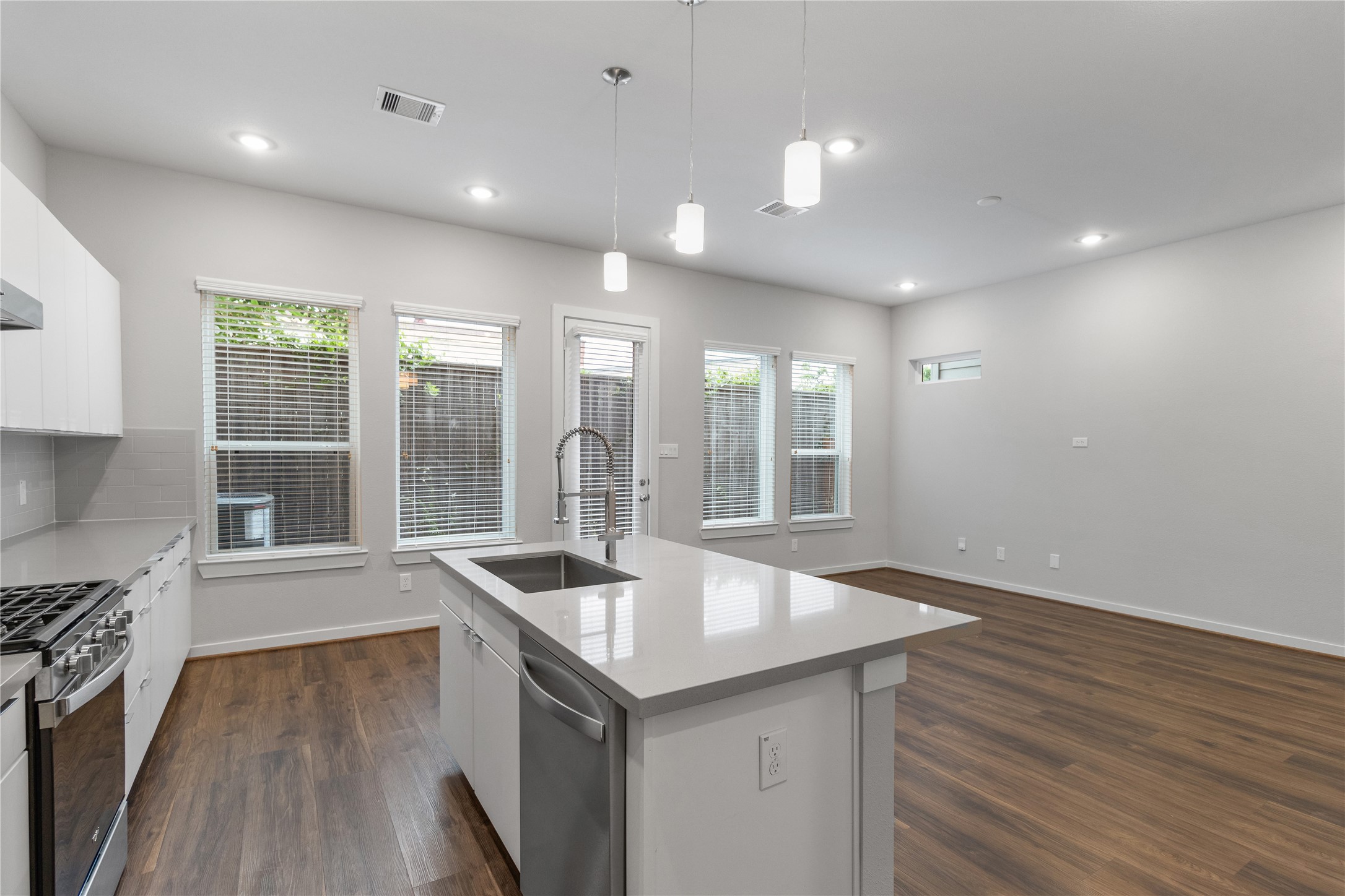 602 Thornton Road, Unit C Houston, TX 77018 - Photo 4 of 16 Beautiful windows for natural light.