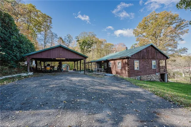 a view of a house with a yard