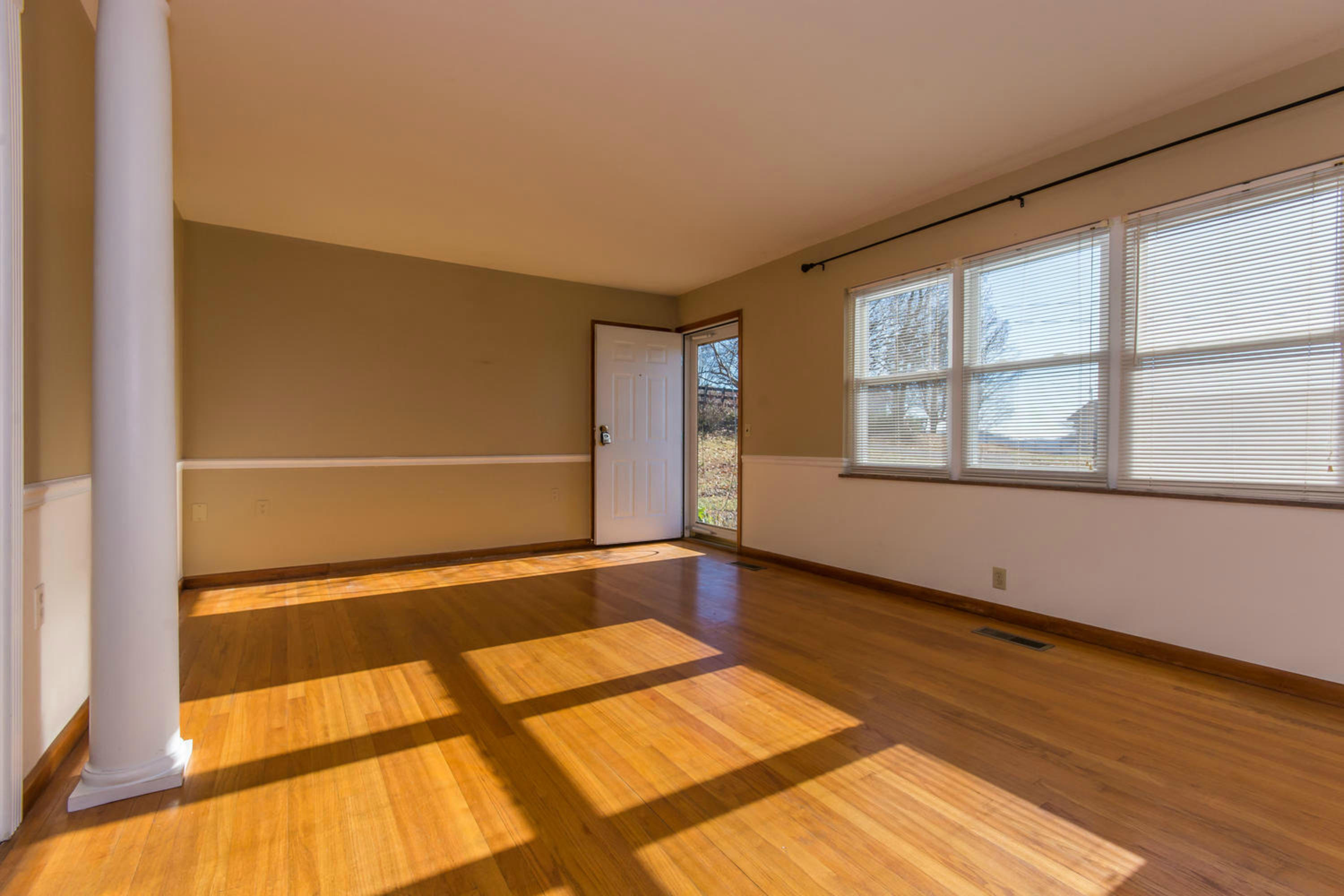 7817 Griffith Road Knoxville, TN 37938 - Photo 4 of 19 Living Room