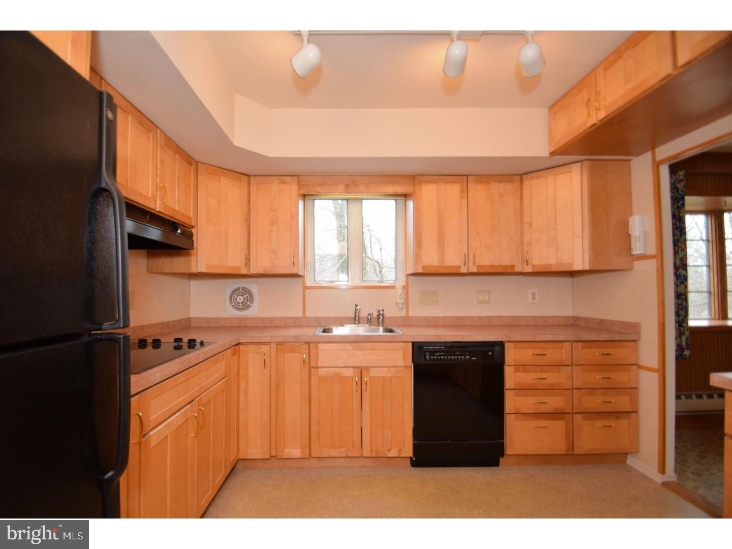 1038 Longspur Road Audubon, PA 19403 - Photo 8 of 25 Kitchen