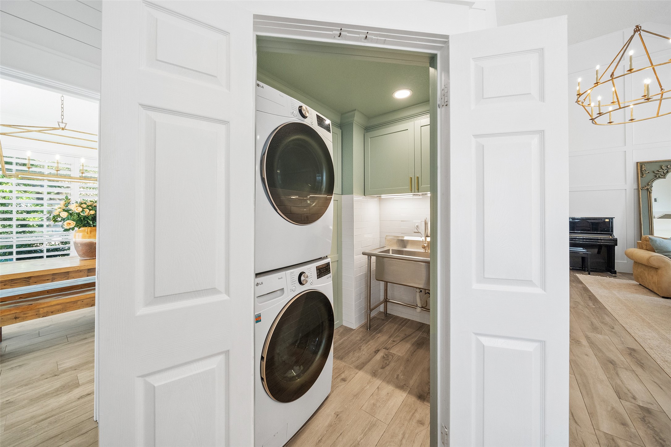 18 South Dragonwood Place Spring, TX 77381 - Photo 26 of 50 a view of a hallway with washer and dryer