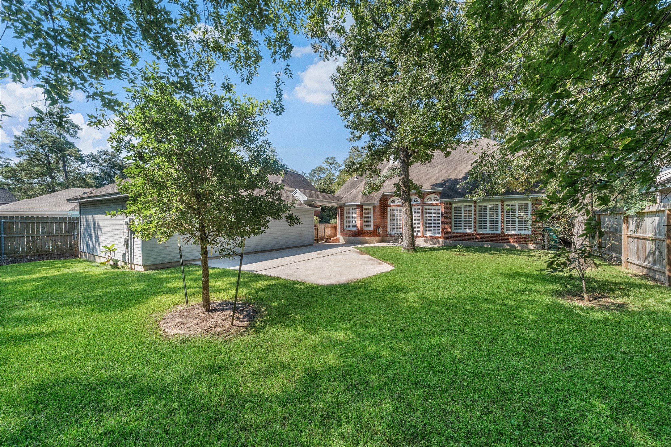 18 South Dragonwood Place Spring, TX 77381 - Photo 45 of 50 a view of a garden with a fountain
