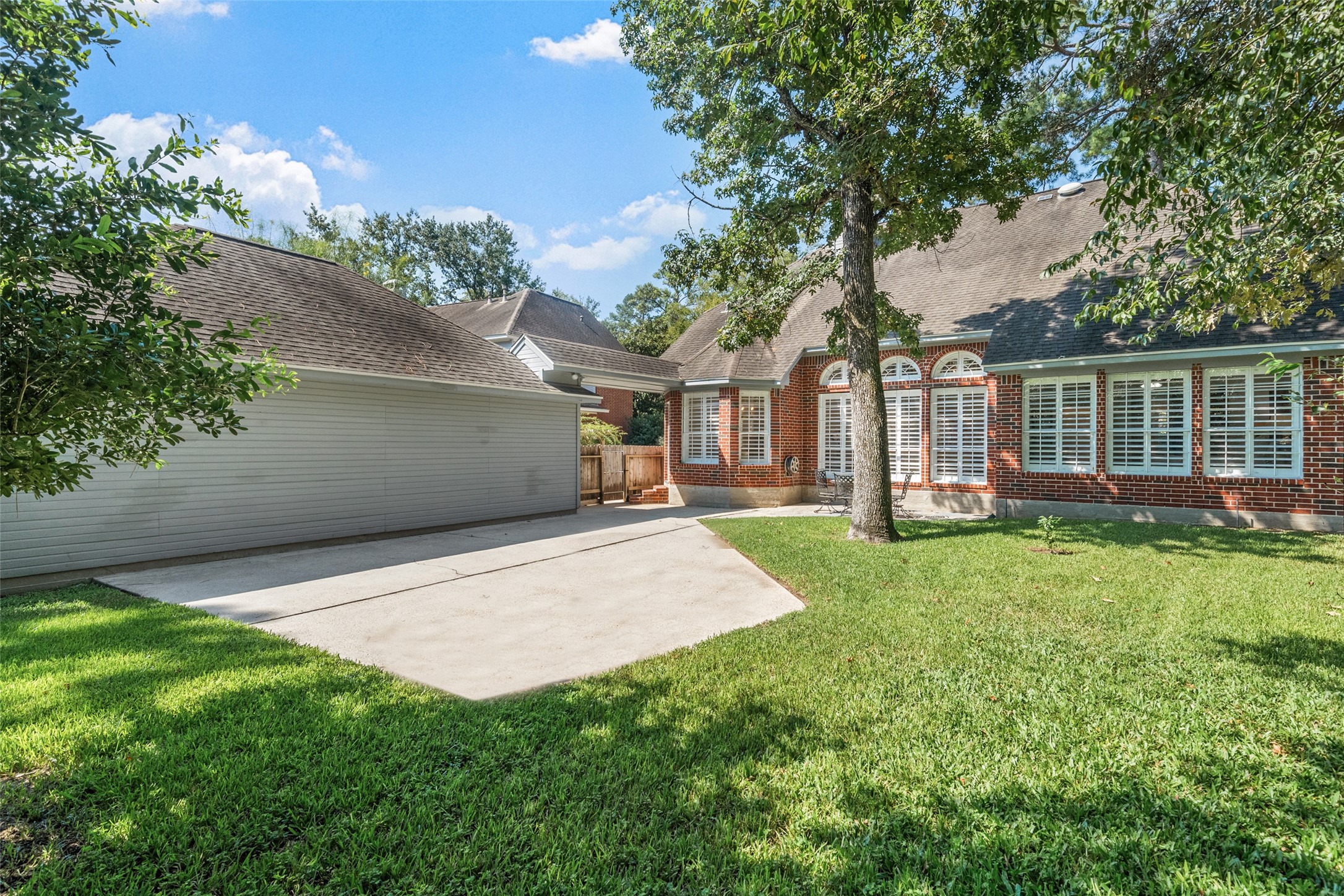 18 South Dragonwood Place Spring, TX 77381 - Photo 46 of 50 a view of outdoor space yard and house