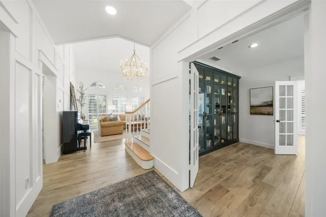 a view of entryway and livingroom with furniture