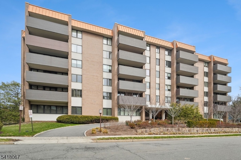 1 Euclid Avenue, Unit 3B Summit, NJ 07901 - Photo 2 of 34